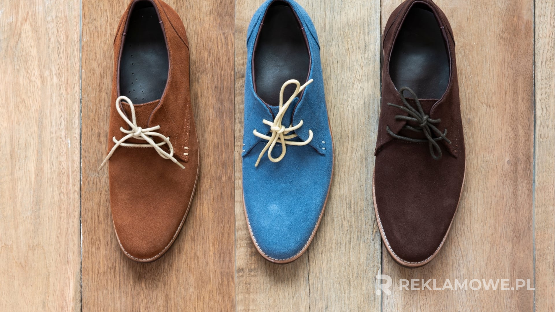 Buty reklamowe z logo firmy na tle nowoczesnego biura