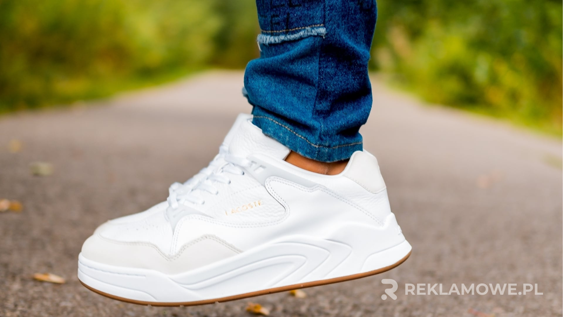 Buty reklamowe na tle mapy Polski