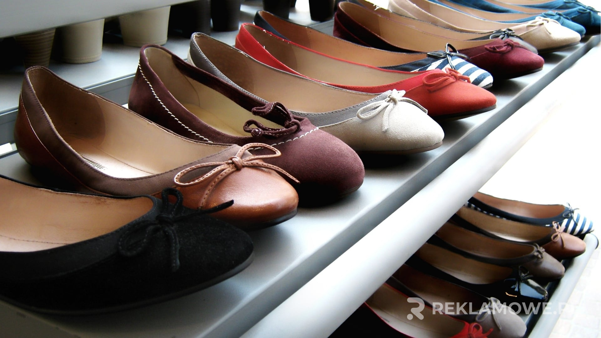 Buty reklamowe pokazujące najnowsze innowacje