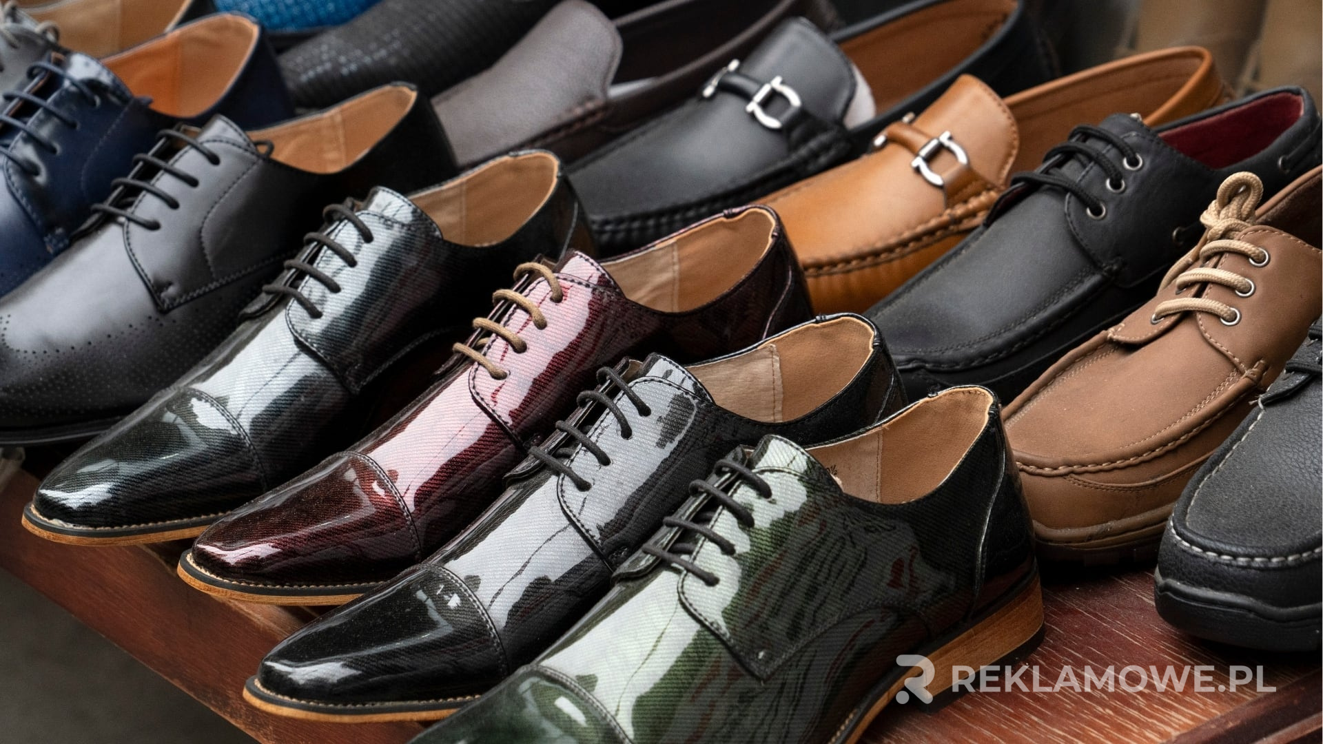 Kreatywne użycie butów w reklamie