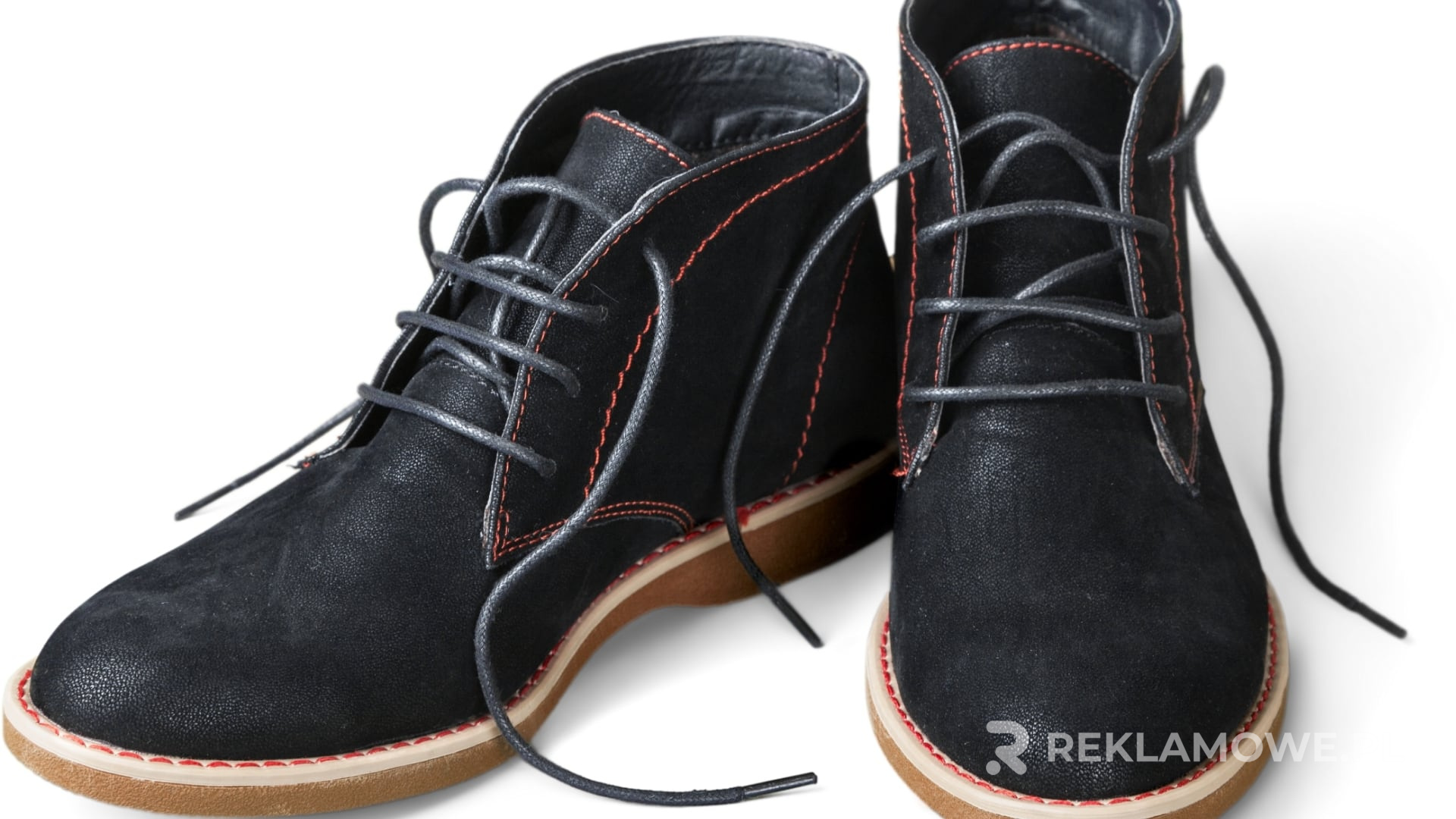 But reklamowy podświetlony na tle miasta