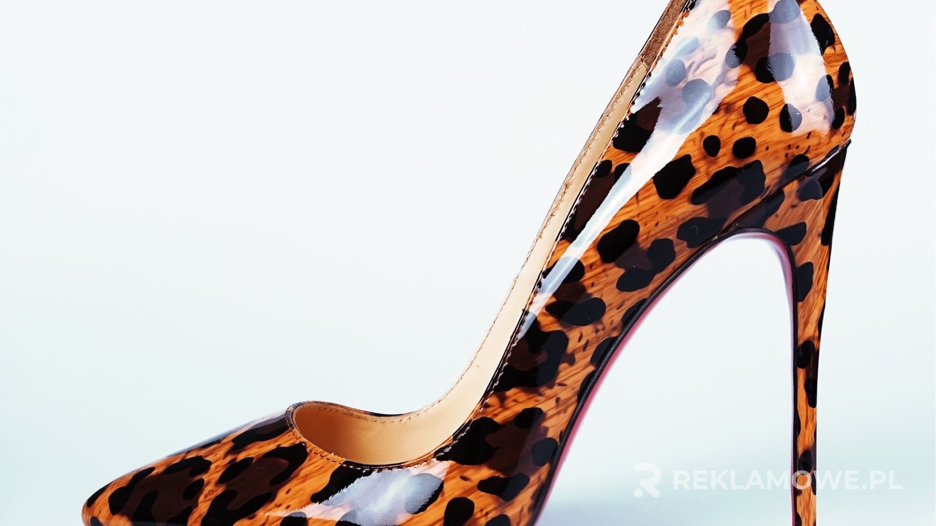 porównanie różnych materiałów używanych w butach