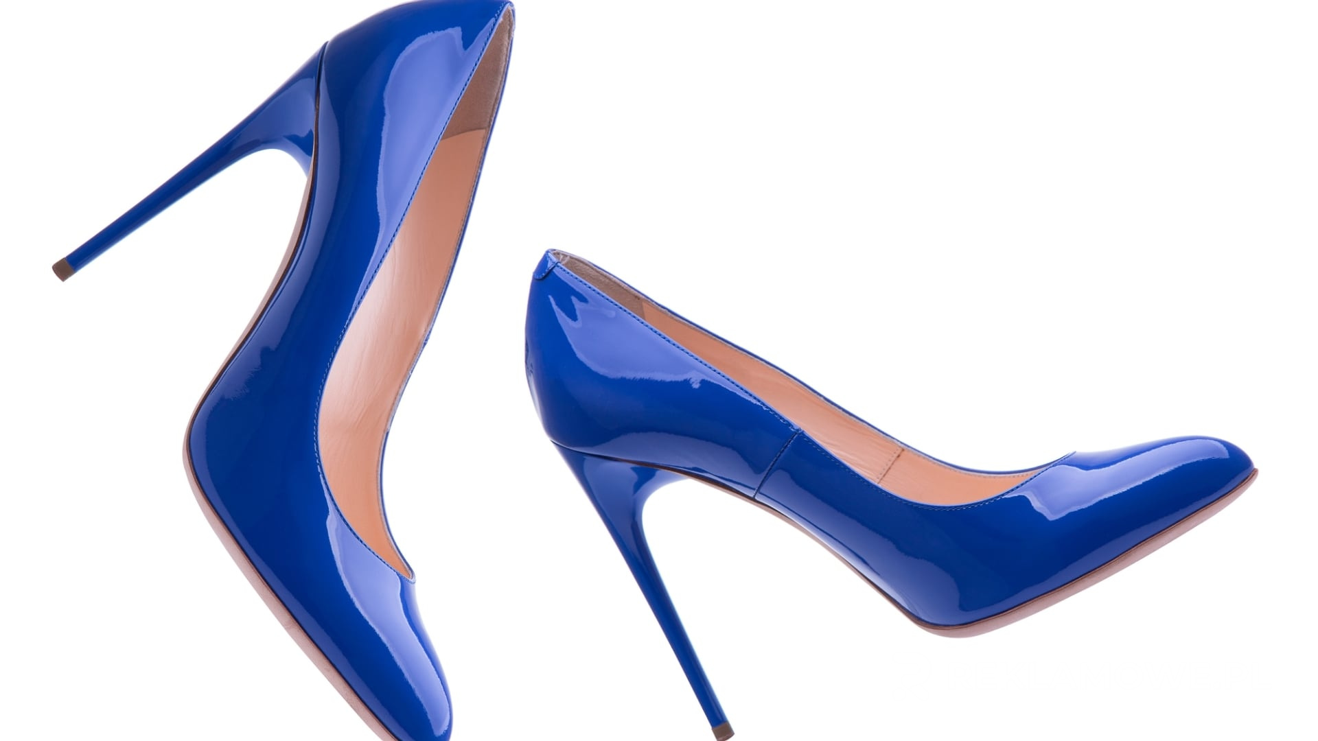 Nowoczesne buty reklamowe w 2025 roku na tle minimalistycznym